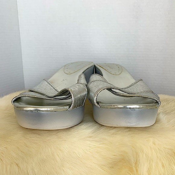 Sandals - Picture 1 of 4